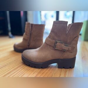 Brand new! 

zodiac miller harness lug sole nuduck leather boot

Size: 7 1/2